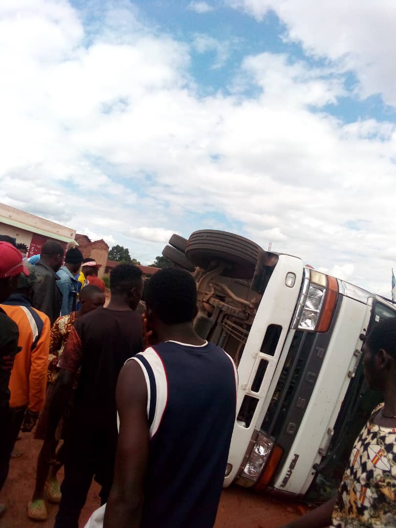 Lualaba Un camion marque Fuso se renverse à 30 km de Kolwezi Enquete cd